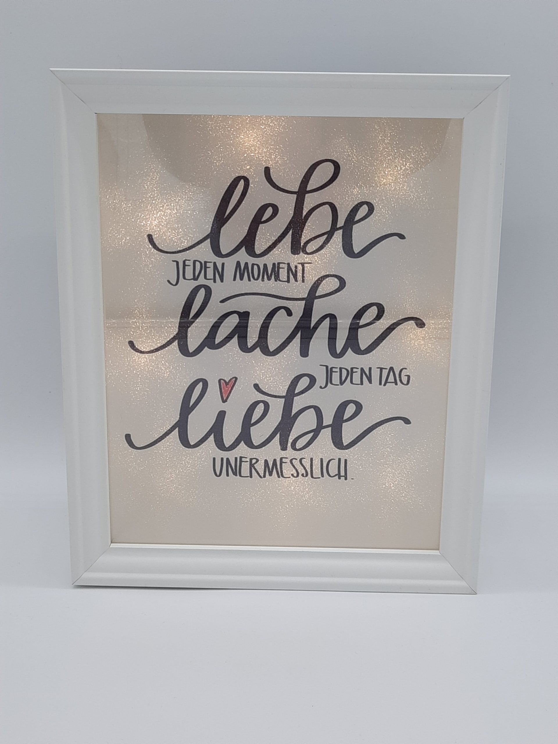Leuchtrahmen mit Text: LEBE, LACHE, LIEBE