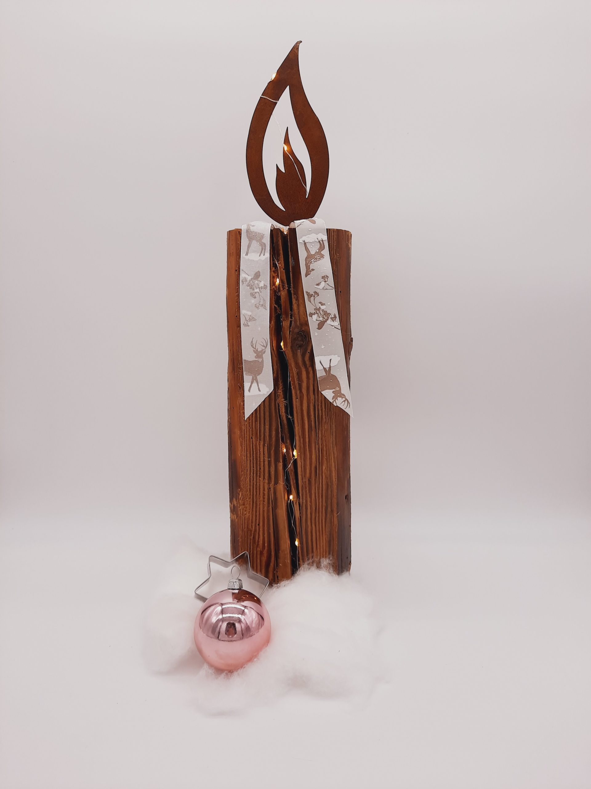 Kerze aus Altholz mit Rostflamme