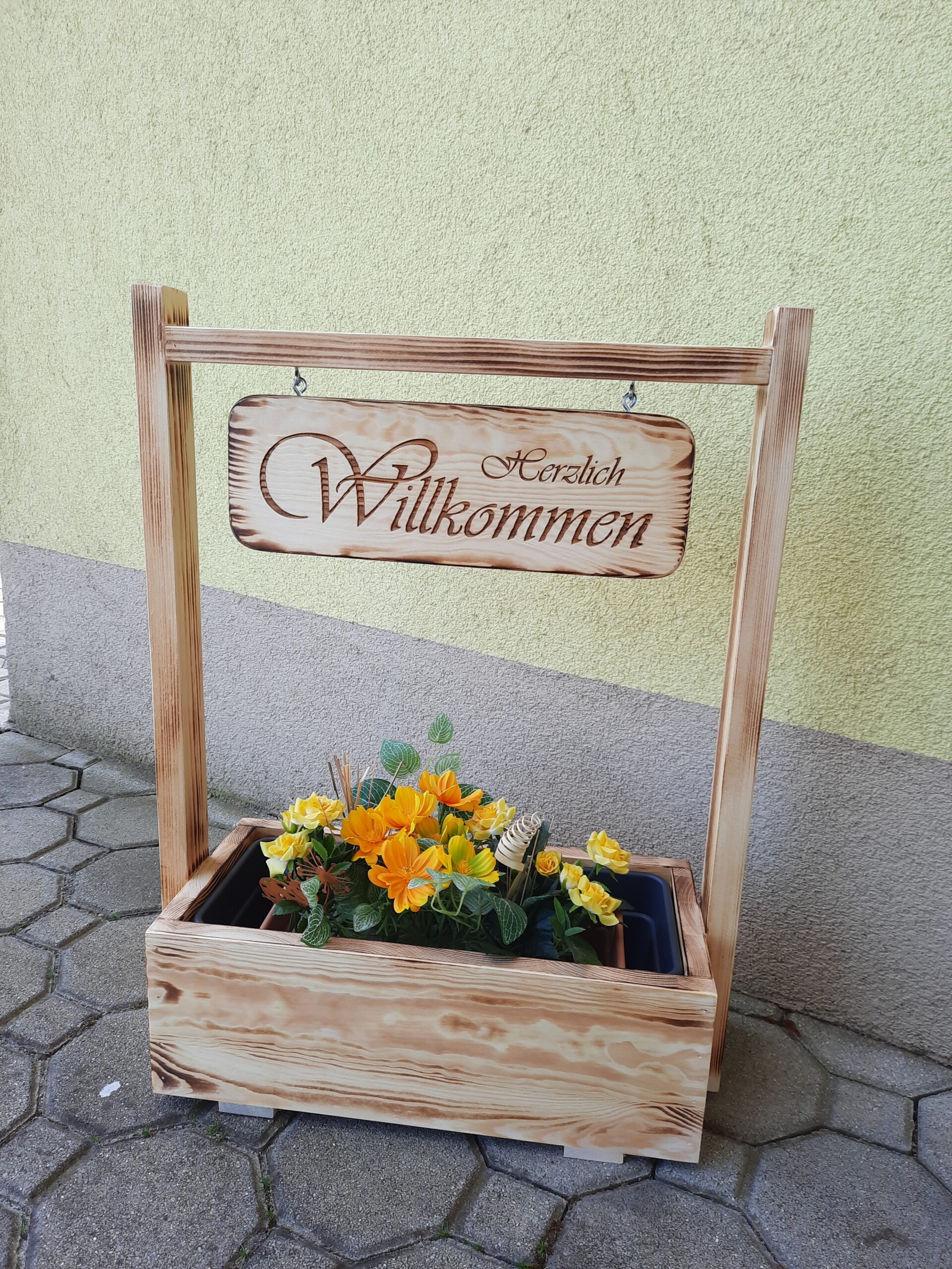 Holzaufsteller mit Blumenkisterl und Schild Herzlich Willkommen