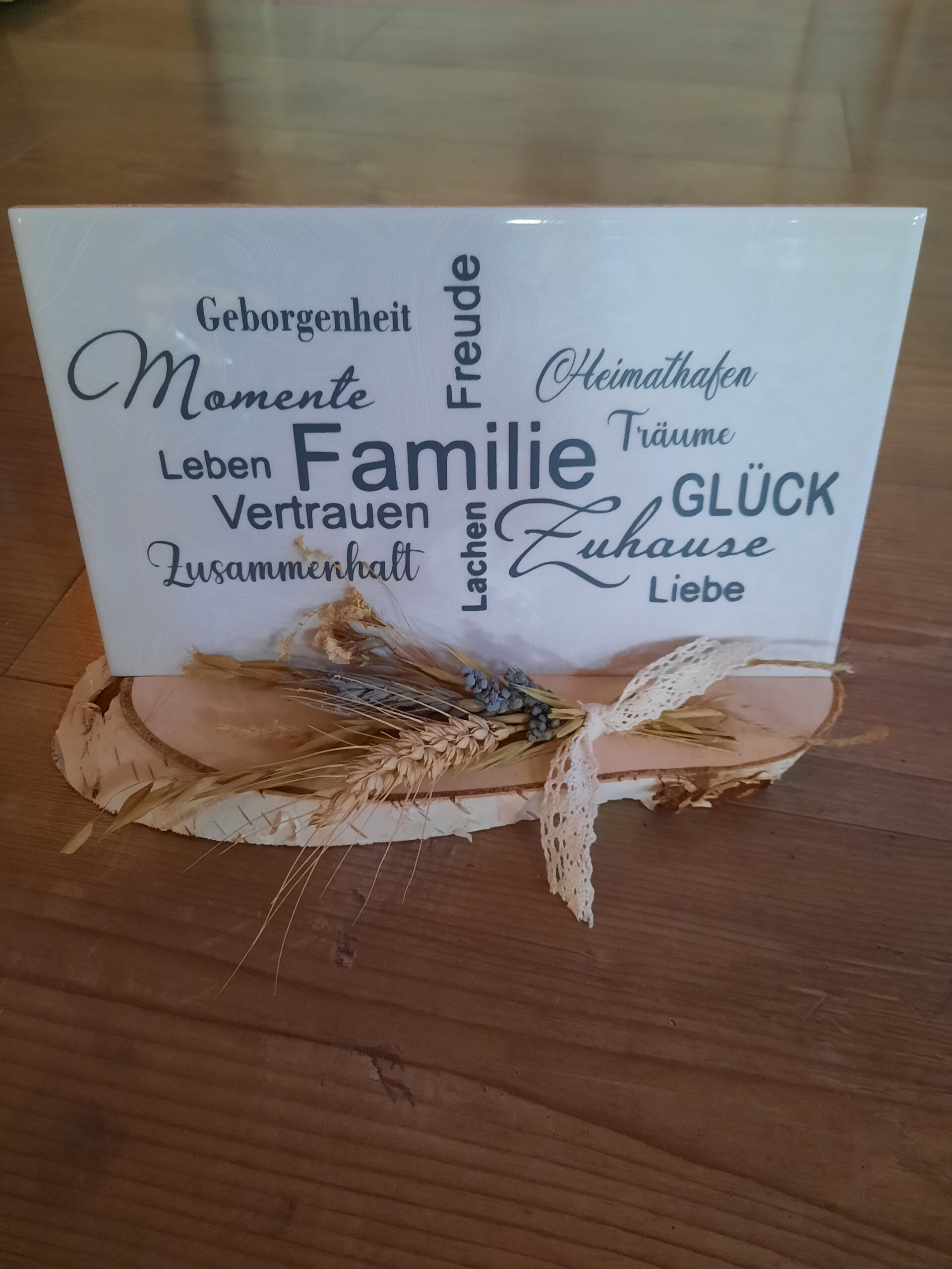 Fliese bedruckt auf Holz mit Deko