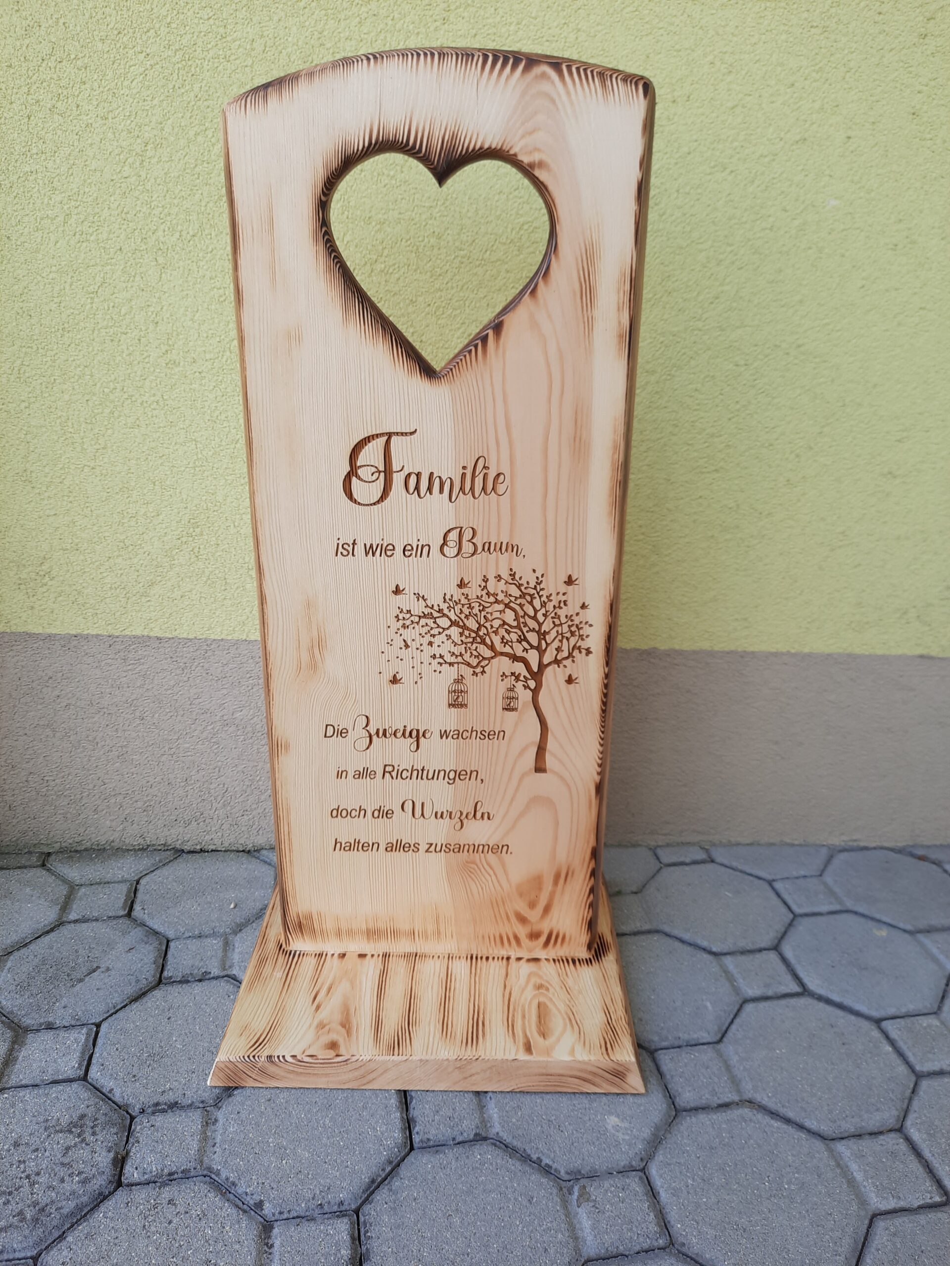 Holzsteher mit ausgeschnittenen Herzen Spruch Familie ist wie ein Baum
