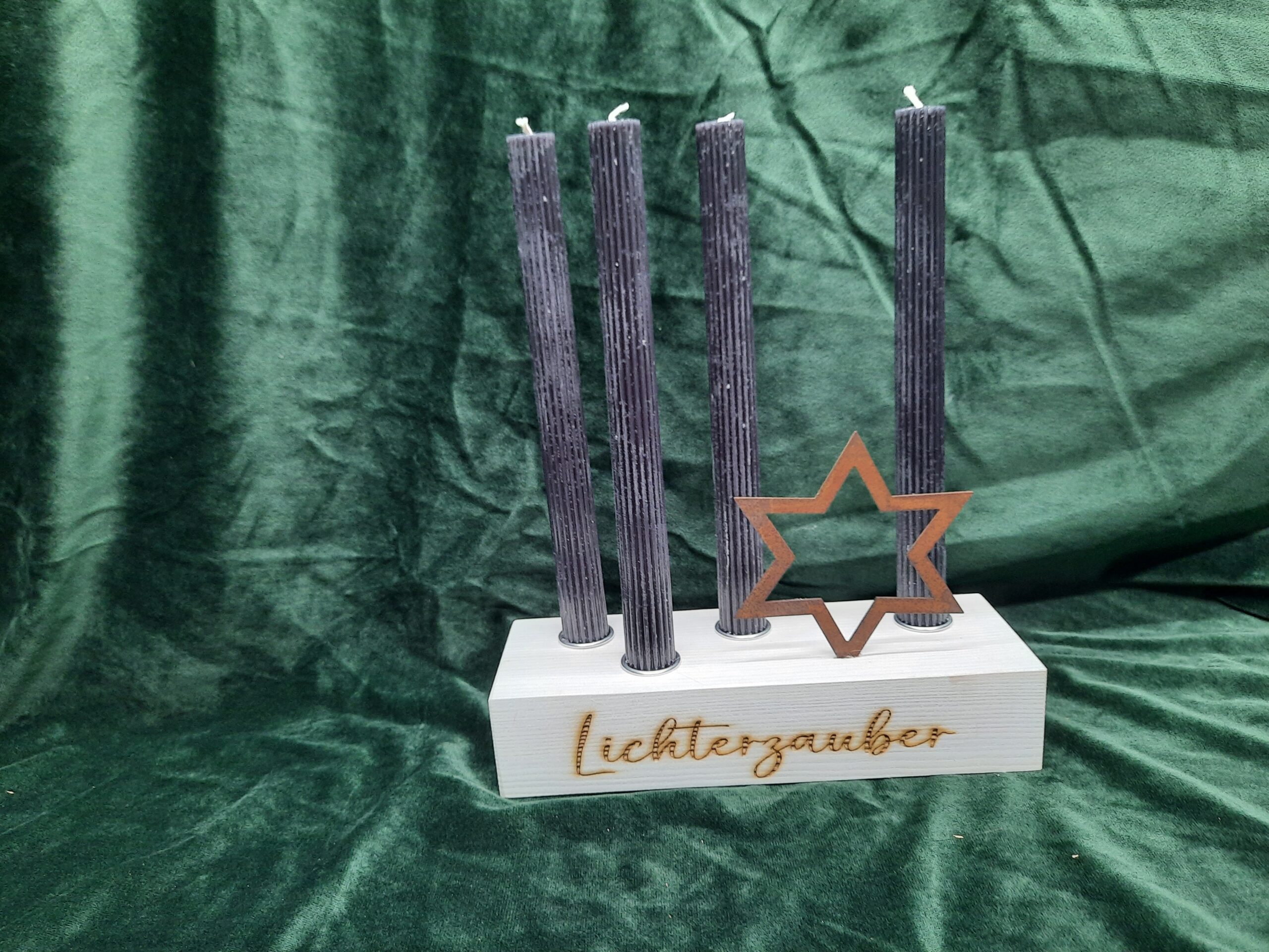 Holzgesteck weiß mit Gravur für 4 Stabkerzen