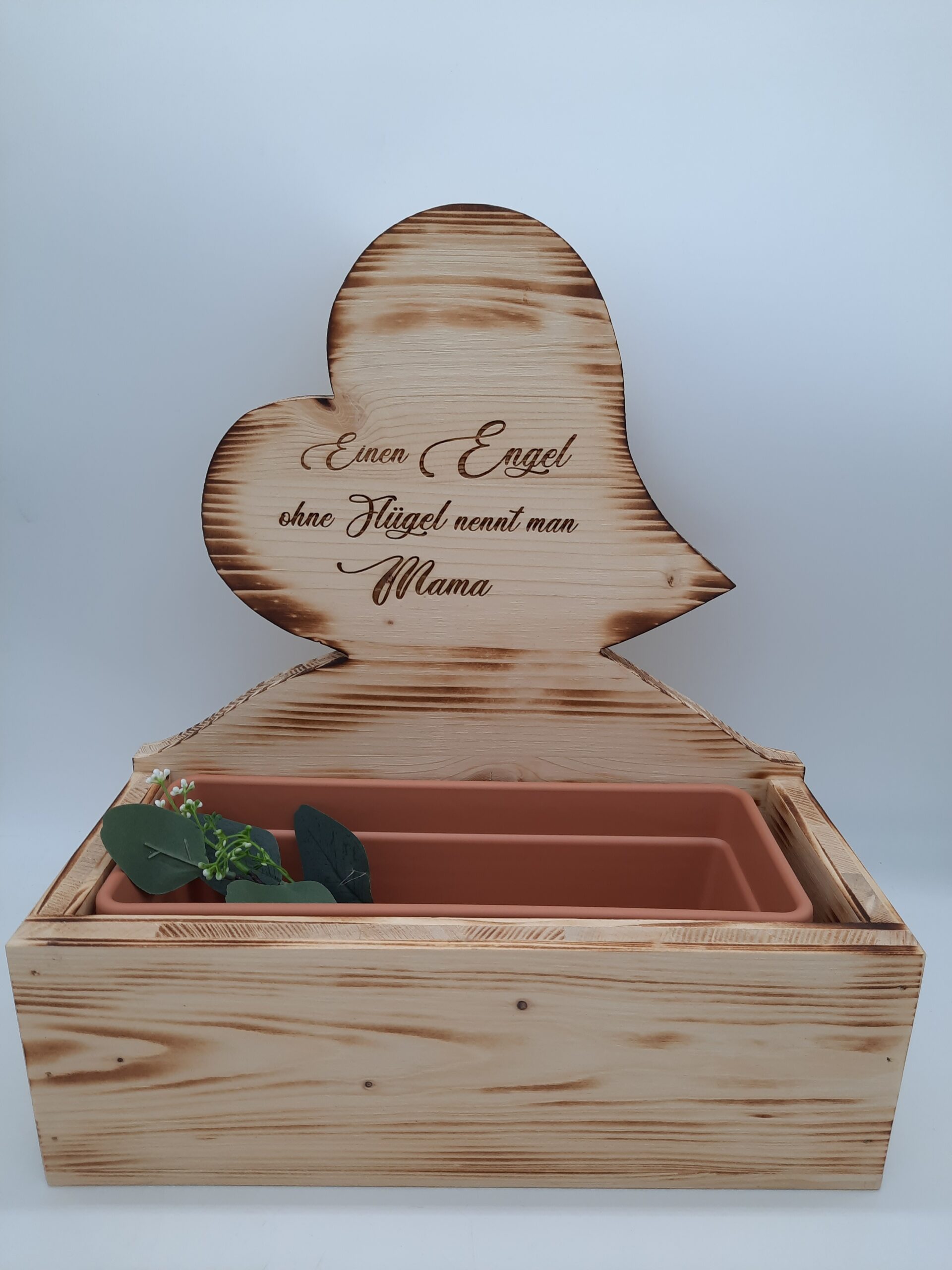 Blumenkiste mit aufgesetzten Herz Einen Engel ohne Flügel nennt man Mama