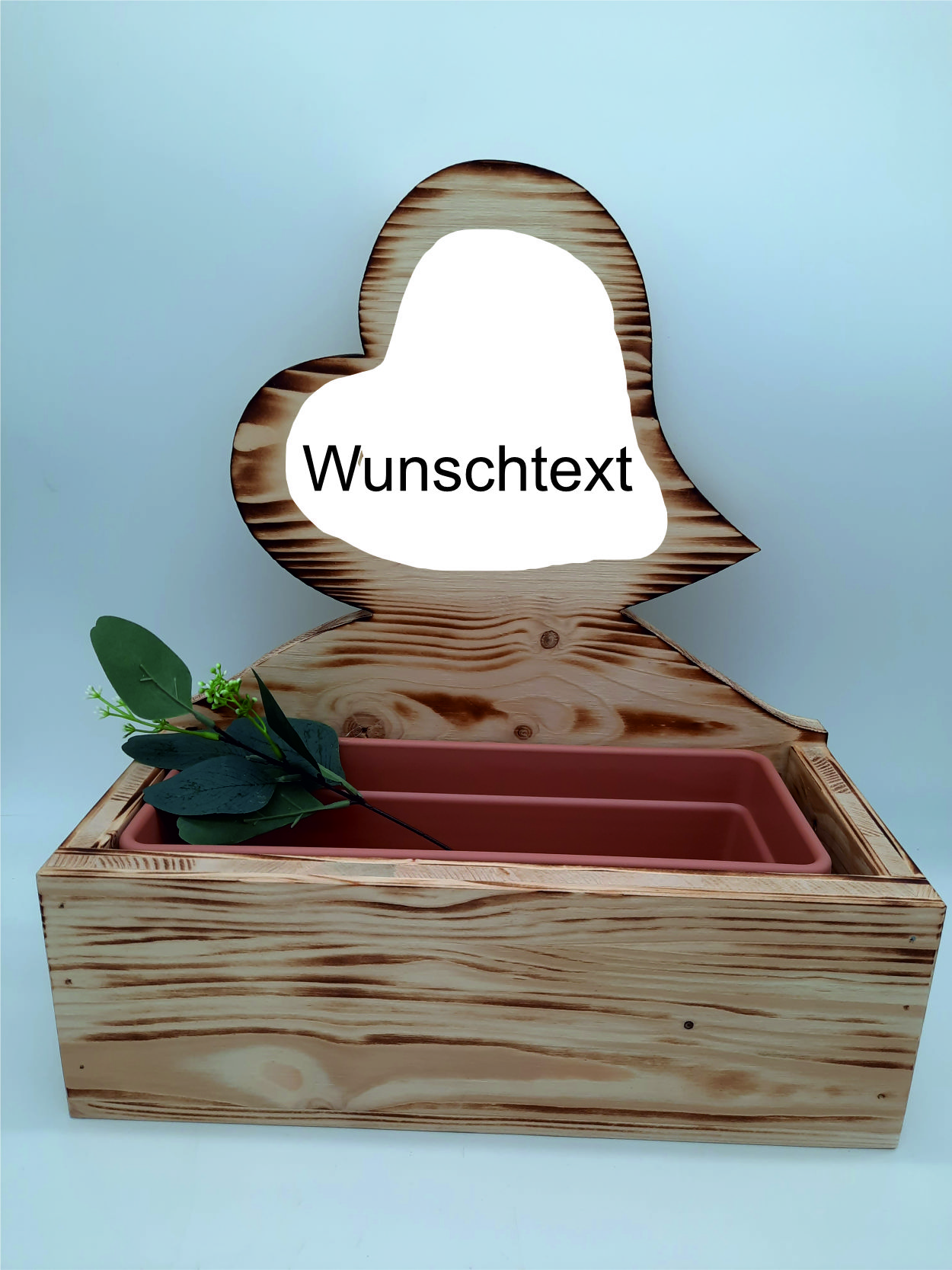 Blumenkiste mit aufgesetzten Herz und Wunschtext