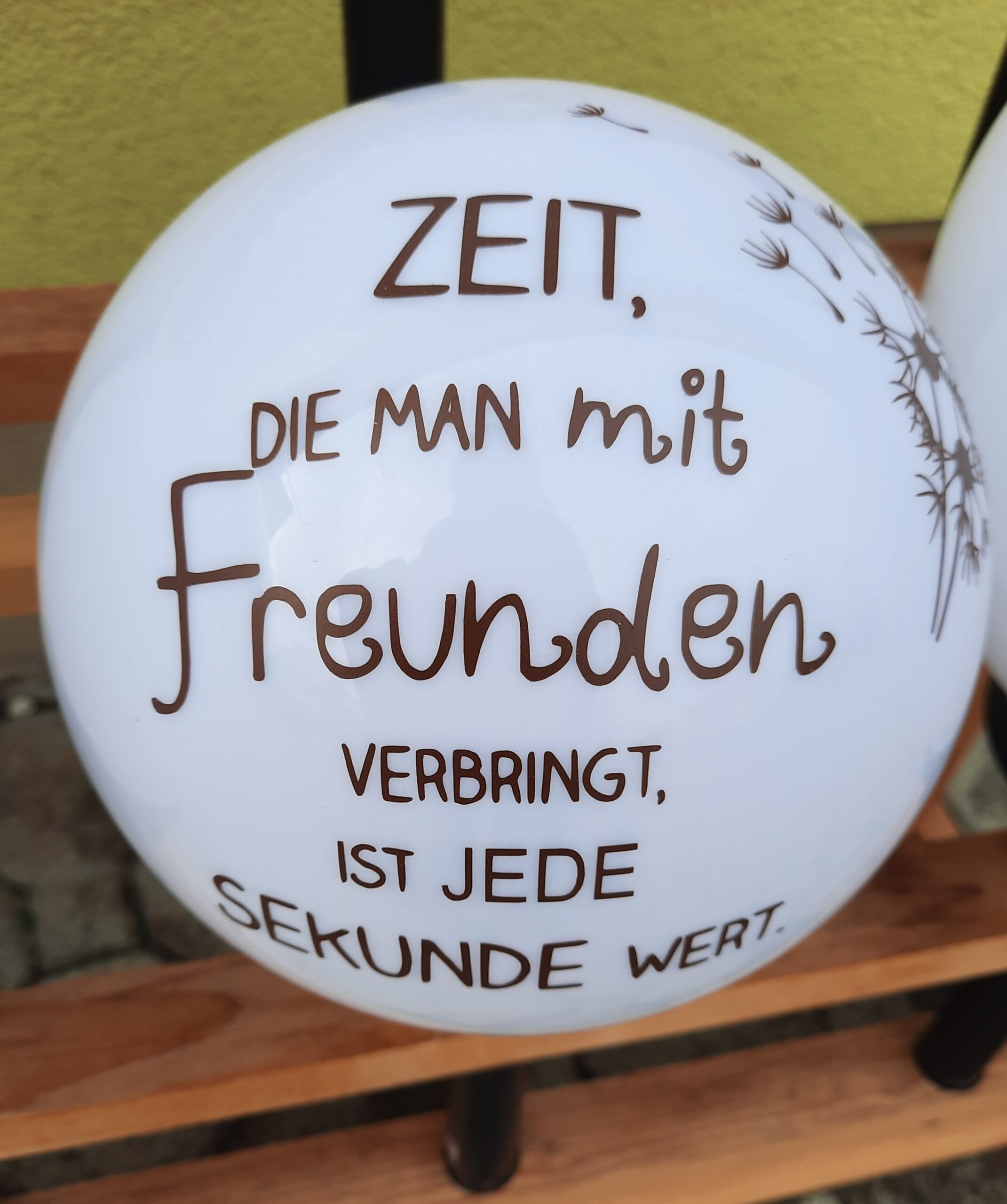 Solarkugel bedruckt Zeit, die man mit Freunden verbringt, ist jede Sekunde wert