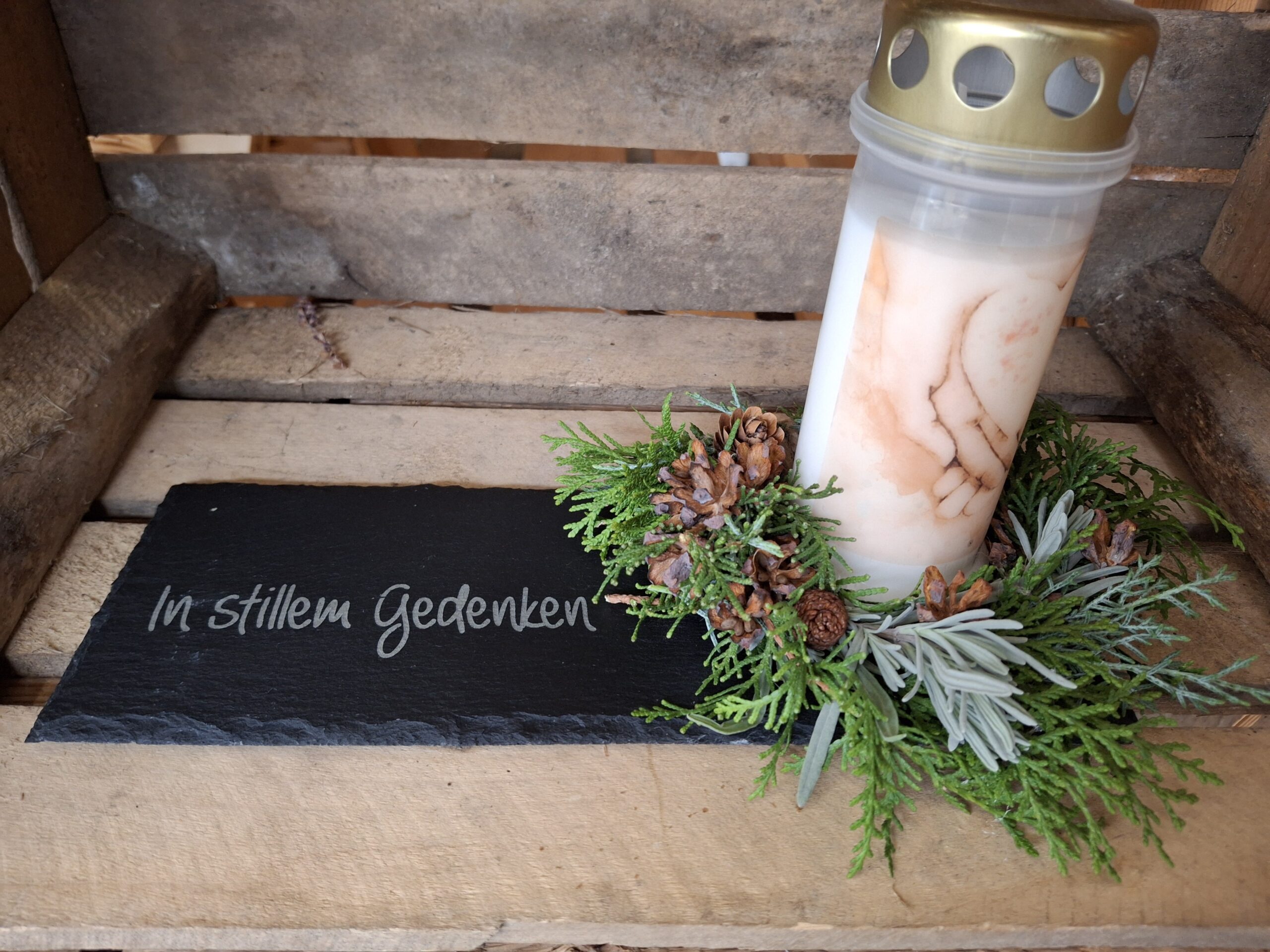 Schieferuntersetzer graviert für Grabdeko - In stillem Gedenken