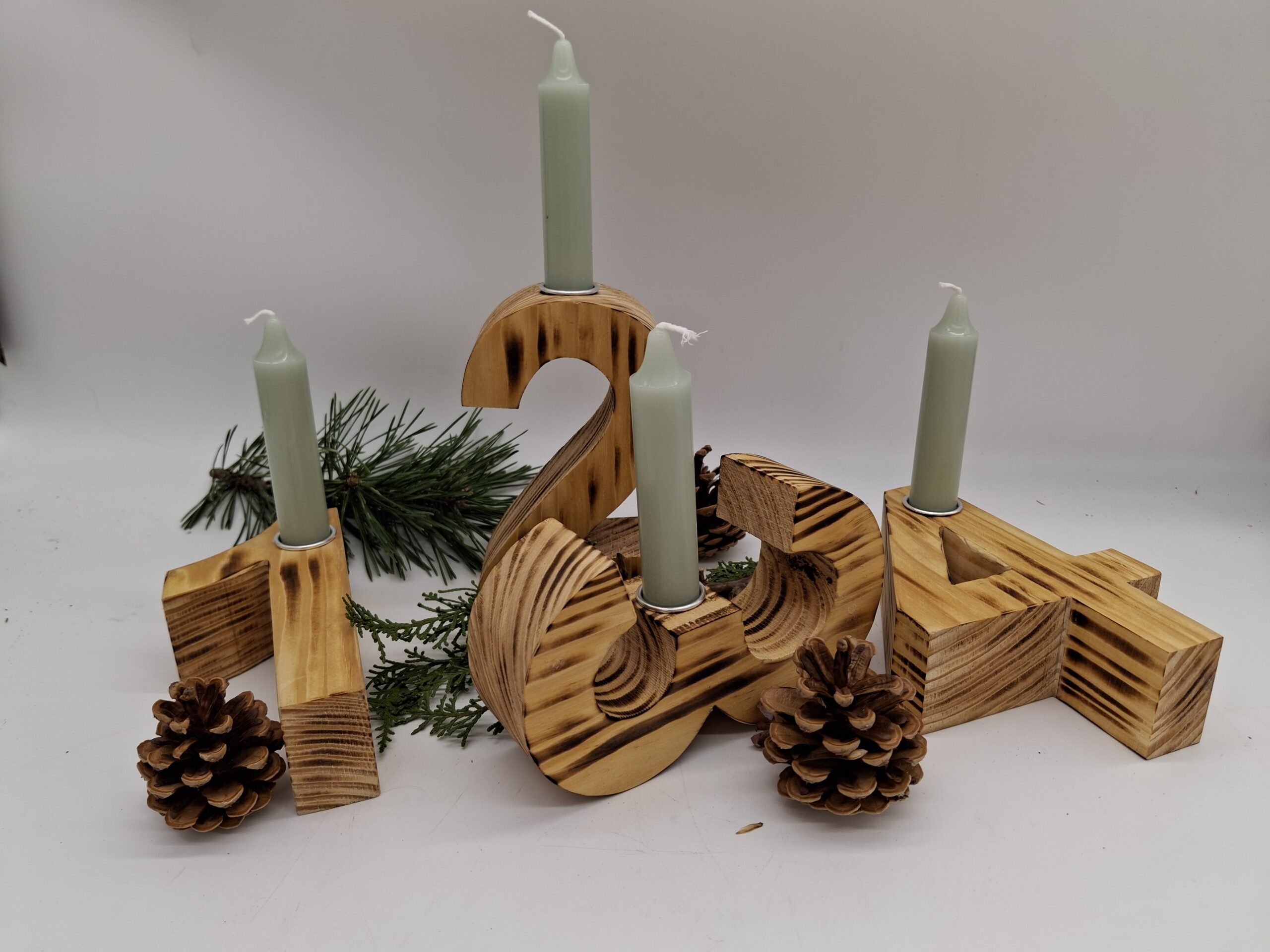 Adventzahlen 1-4 aus massiven Holz geflammt